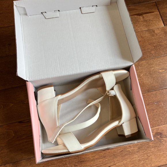 Girls White Heeled Dress Shoes - Picture 2 of 7